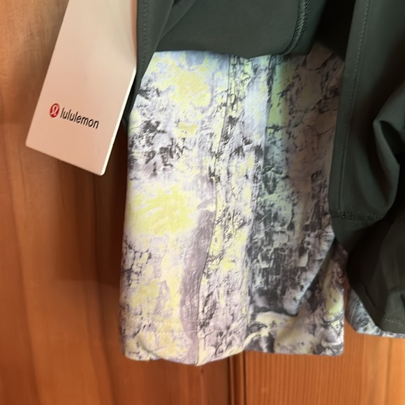 NWT Lululemon Track That 2-in-1 HR short 6” inseam, size 2 - Picture 6 of 9